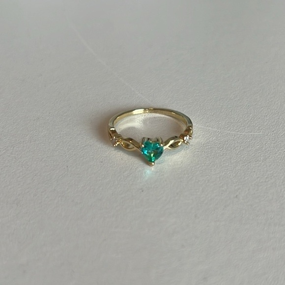 NWT Heart Shaped Gold Tone Multicolour Ring size 7 - Picture 2 of 4